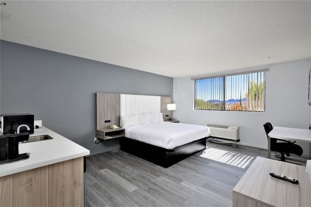 Deluxe Room, 1 King Bed, Non Smoking, Kitchen