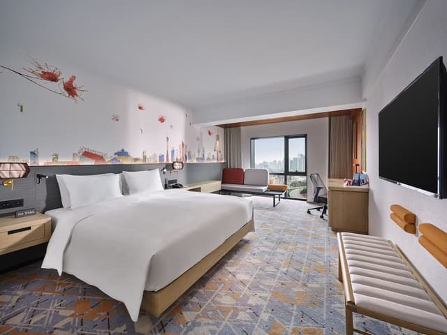 KING GUEST ROOM CITY VIEW