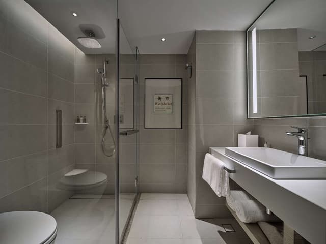 KING GUEST ROOM CITY VIEW