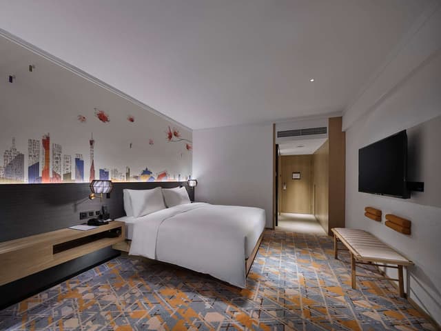 KING GUEST ROOM CITY VIEW