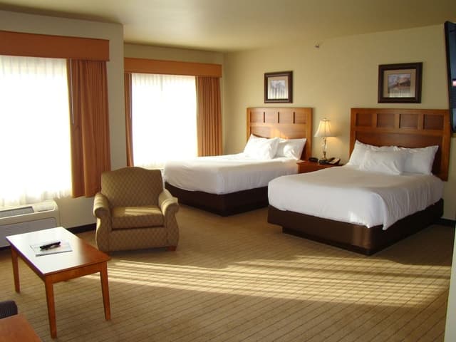 Standard Room, Multiple Beds, Kitchen (2 Queens Studio with Half Kitchen)