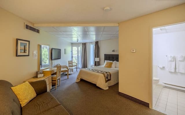 Classic Room, 1 Queen Bed, Single Whirlpool Tub, Balcony