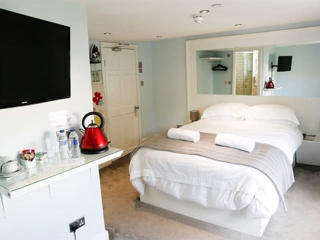 Double Room, Ensuite (Room 9 - 3rd Floor)