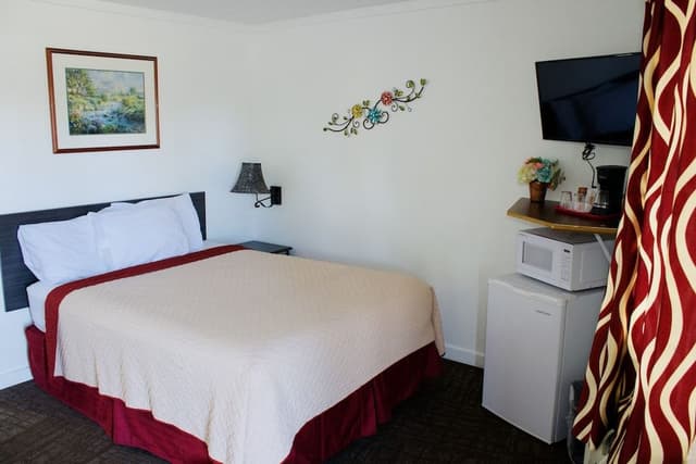 Standard Room, 1 Queen Bed, Non Smoking, Private Bathroom