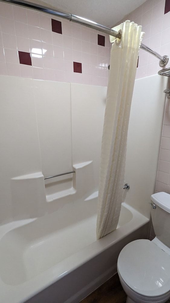 Hillcrest Inn & Suites4