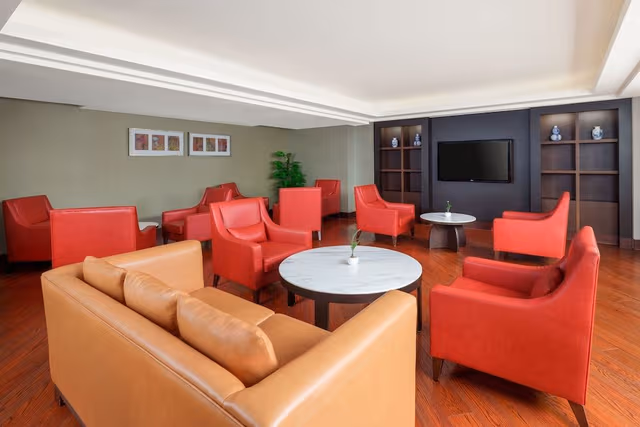 Club Room, 1 King Bed, City View