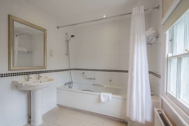 MANOR HOUSE DELUXE ROOM WITH AIR CON