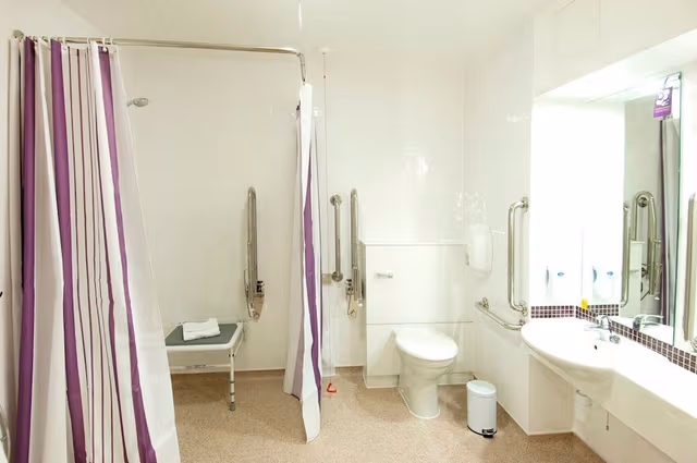 Standard Double Room, Roll-in Shower