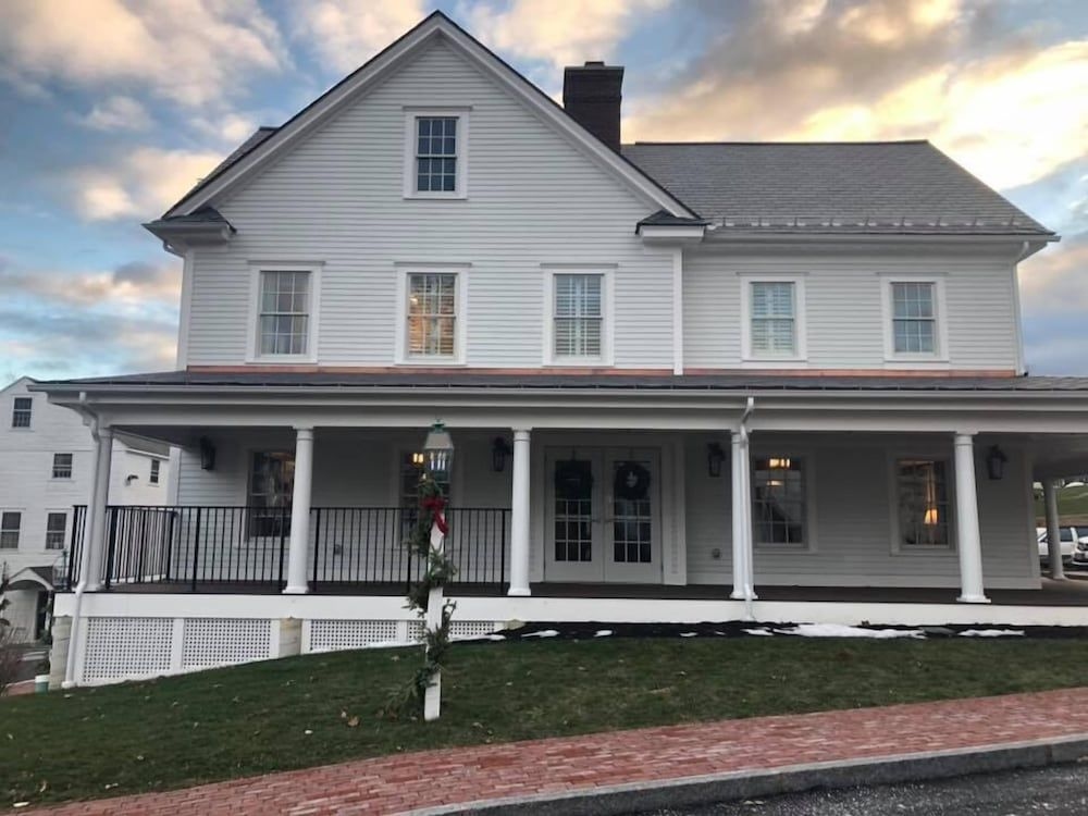 Publick House Historic Inn and Country Motor Lodge0