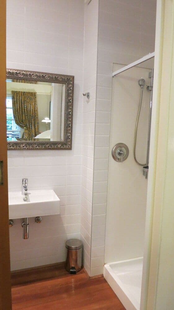 Standard Studio, Non Smoking, Balcony (SuperKing Ensuite Sunroom)