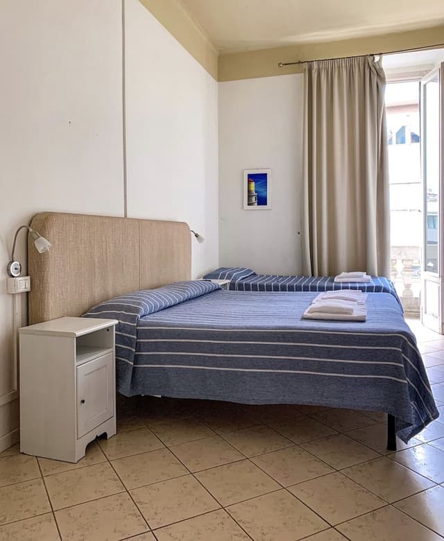 Family Room, Shared Bathroom (for 6 people)