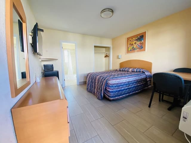 Standard Room, 1 Queen Bed
