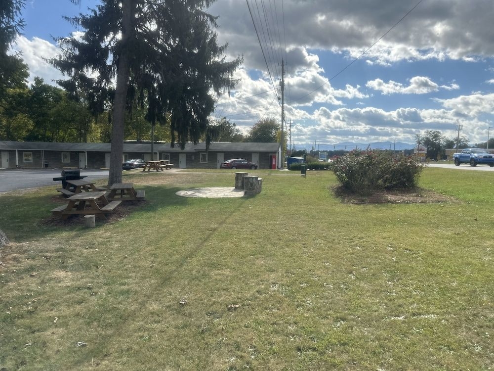 Whispering Pines Motel - Asheville3