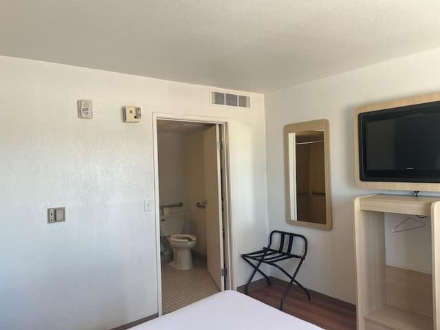 Deluxe Room, 1 Queen Bed, Accessible, Non Smoking