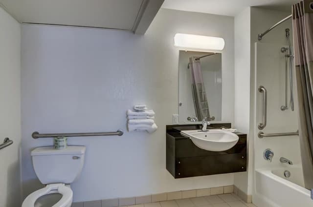 Deluxe Room, 1 Queen Bed, Accessible, Non Smoking