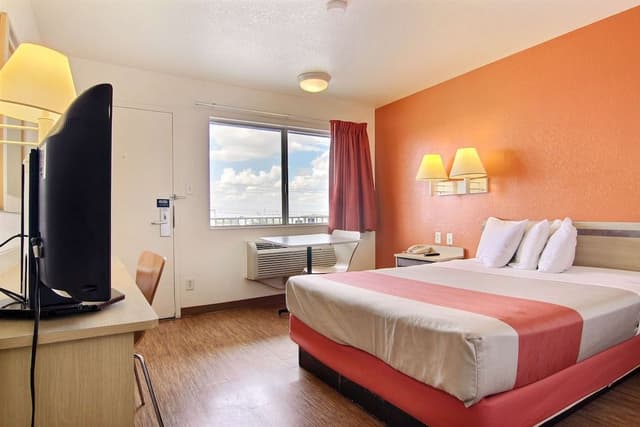 Deluxe Room, 1 Queen Bed, Non Smoking, Refrigerator & Microwave