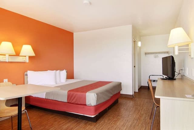 Deluxe Room, 1 Queen Bed, Non Smoking, Refrigerator & Microwave