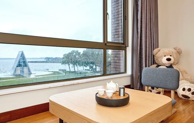 Executive Suite, Lake View