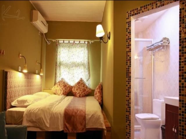 Deluxe One Queen Bed