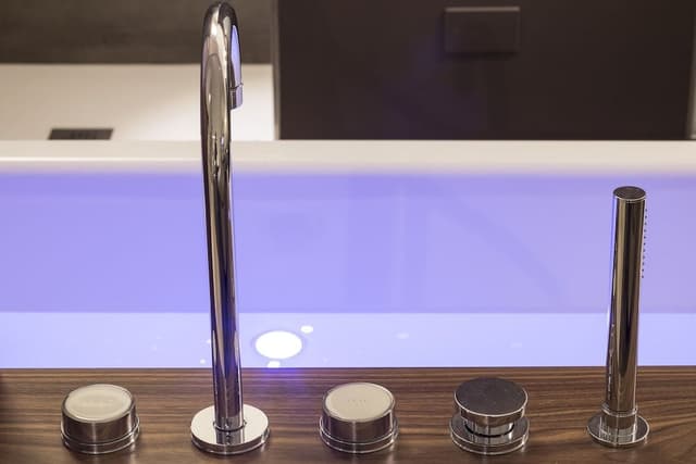 Deluxe Suite, 1 King Bed, Bathtub