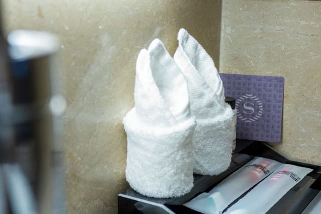 Club Deluxe Room,1 King Bed, Club lounge access