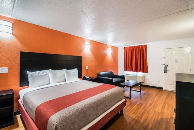 Deluxe Room, 1 King Bed, Non Smoking, Refrigerator & Microwave