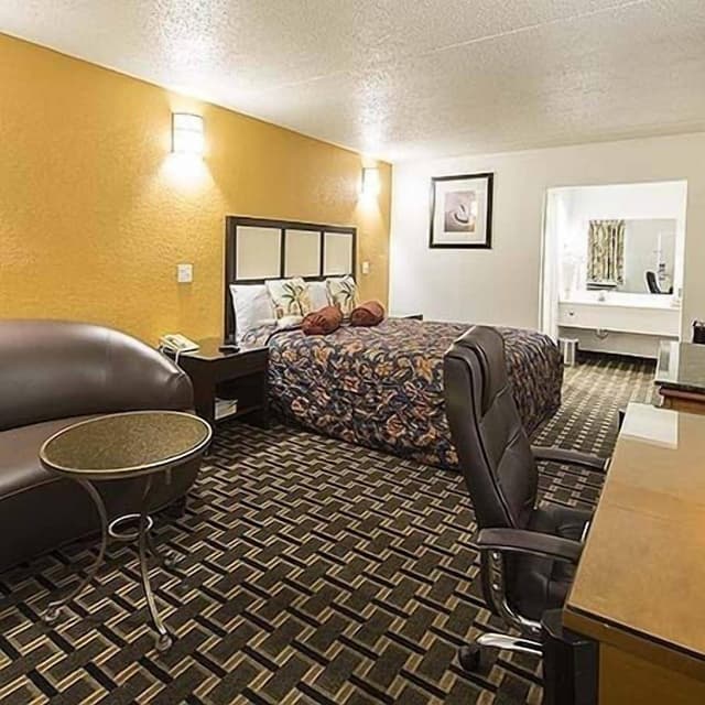 Deluxe Room, 1 King Bed, Non Smoking, Refrigerator & Microwave