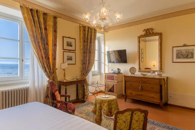 Deluxe King Room with Whirlpool
