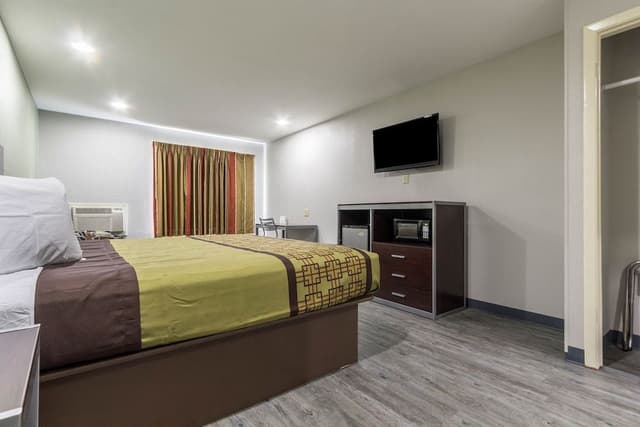 Deluxe Suite, 1 King Bed
