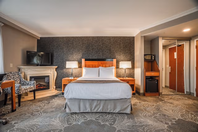 Queen Suite with Jetted Tub