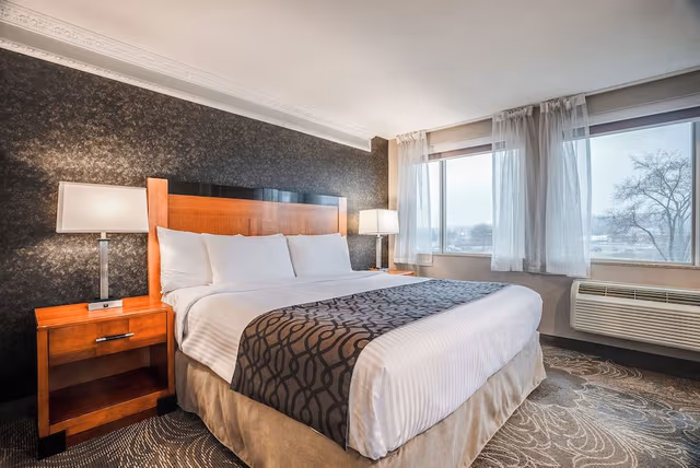 Luxury King Suite with Jetted Tub