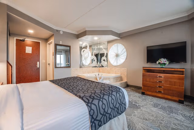 Queen Suite with Jetted Tub