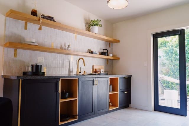 Deluxe Room (Olive)