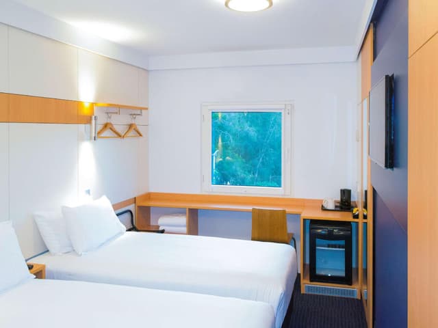 1 Standard Queen Room with 1 Queen Bed