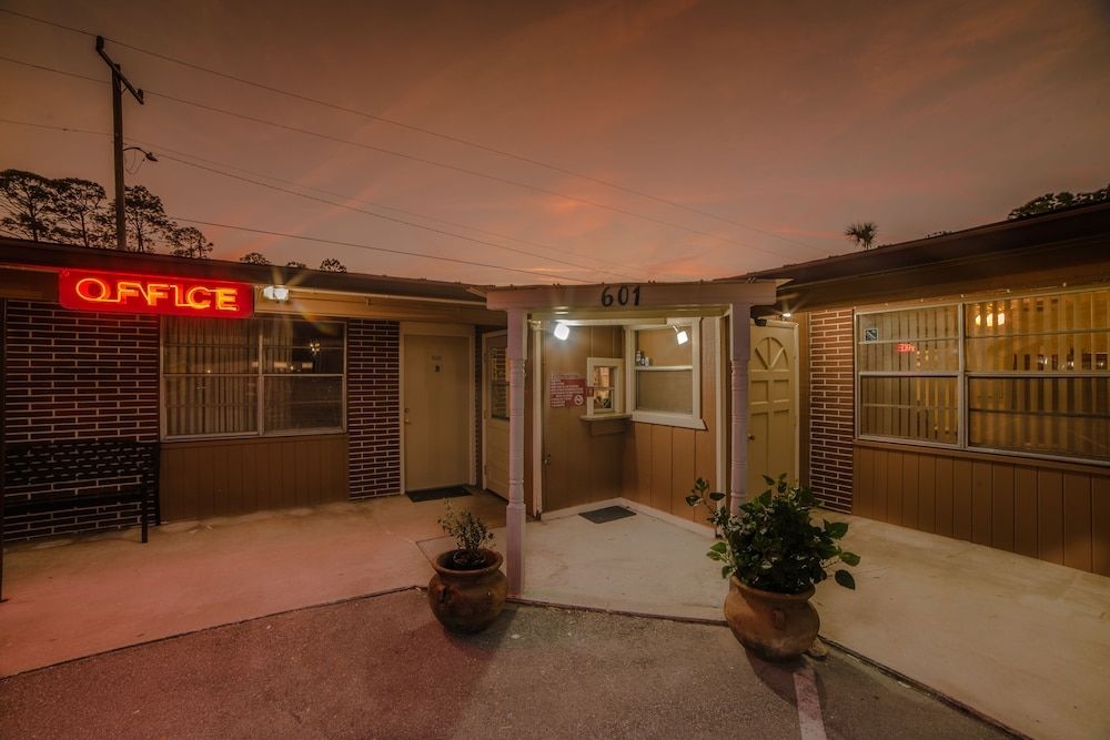 Deluxe Inn and Suites Weslaco2