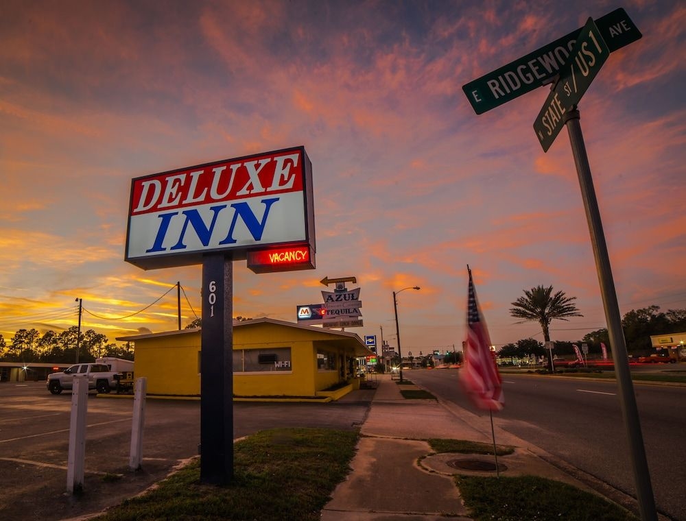 Deluxe Inn and Suites Weslaco0
