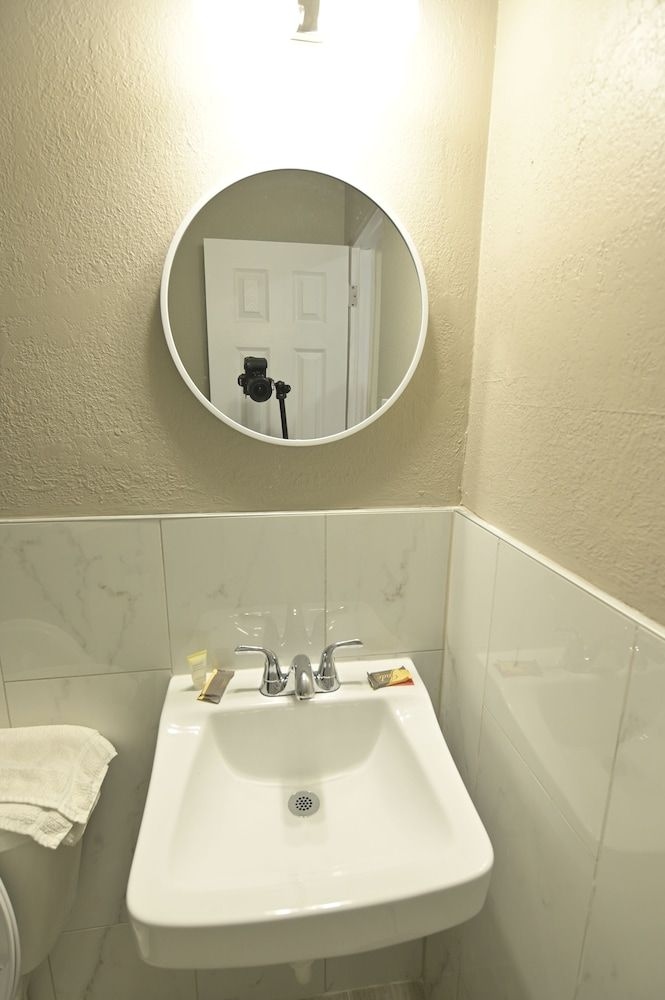 Deluxe Inn and Suites Weslaco3