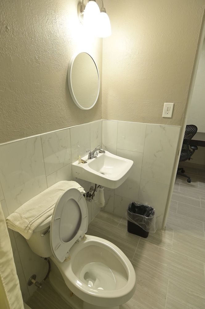 Deluxe Inn and Suites Weslaco4