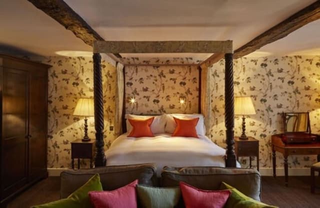 Double Room (Feature)