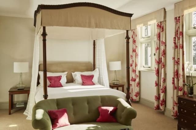 Double Room (Feature)