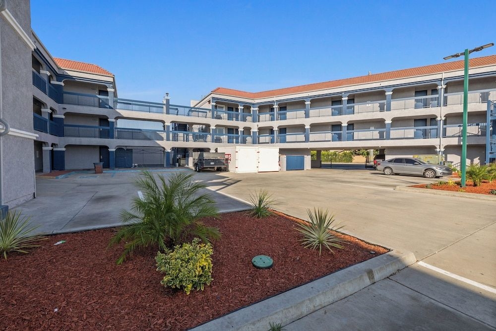 Downey Inn Luxury Suites4