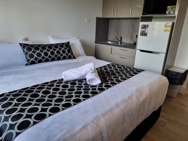 King + Kitchenette