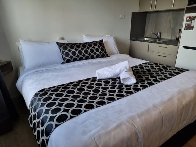 King + Kitchenette