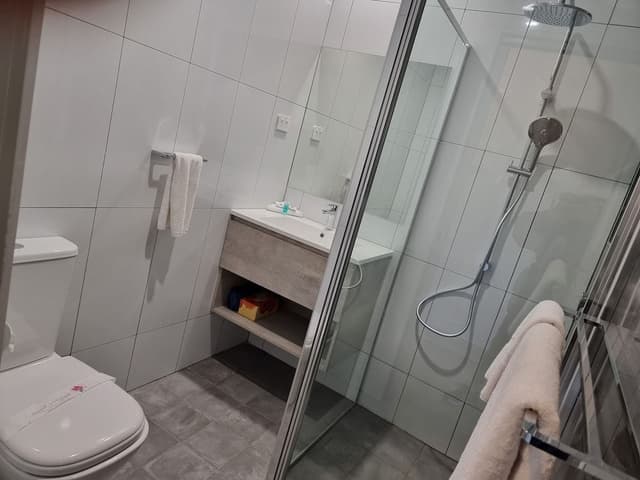 King + Kitchenette