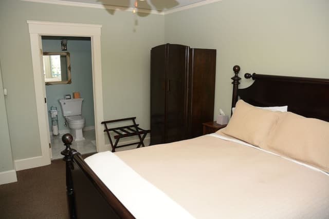 Veranda Room (Queen Bed)