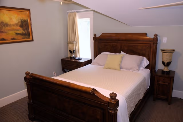 Eleanora (Queen Bed)
