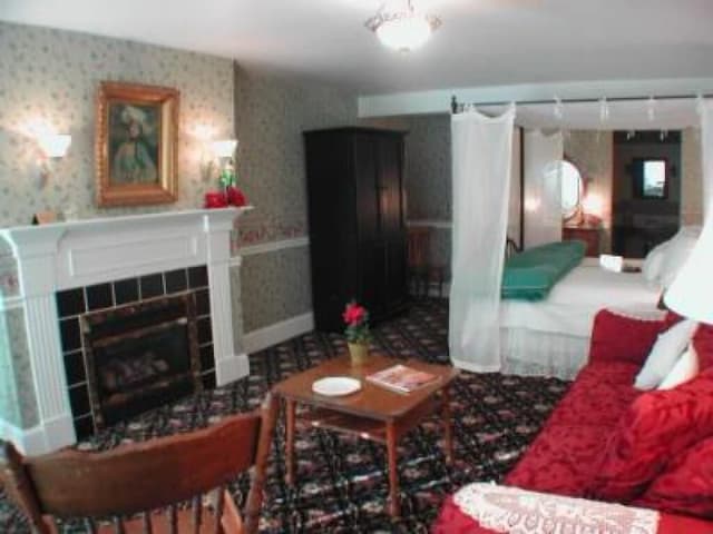 Standard Quadruple Room, Ensuite (Barnside Turn of the Cent)