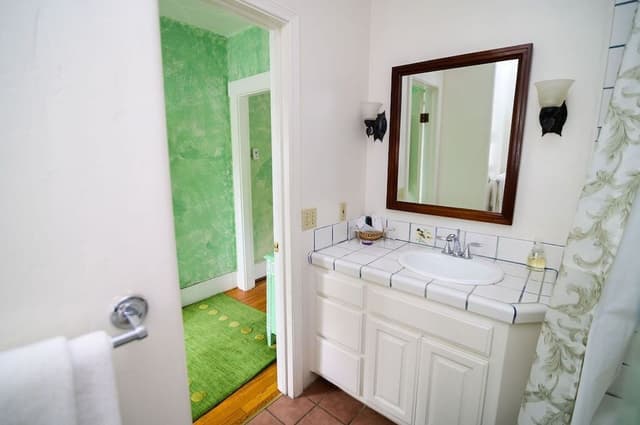Room, Private Bathroom (Oriole)