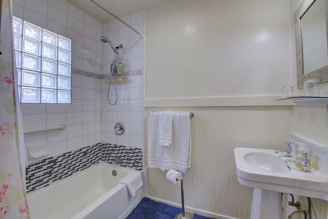 Room, Private Bathroom (Cardinal)