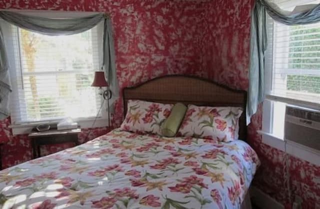 Room, Private Bathroom (Cardinal)